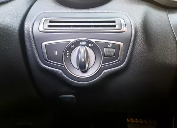 
								Mercedes-Benz C 300 AMG Line full									